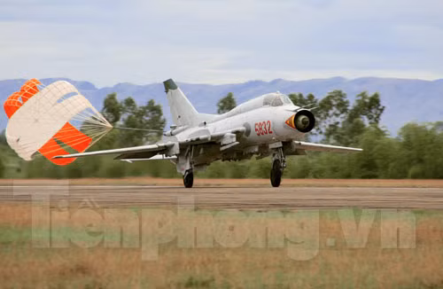 Máy bay Su-22 hoàn thành nhiệm vụ sau chuyến bay