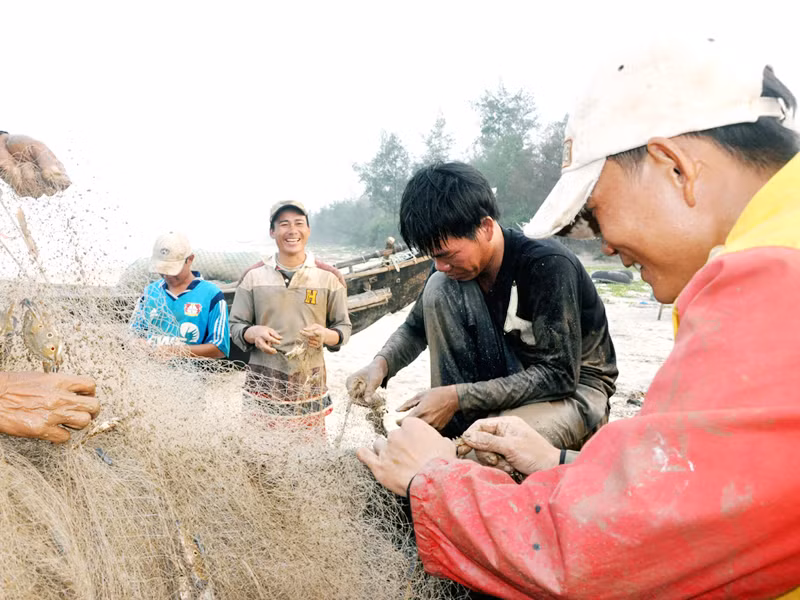 Nghề biển vất vả và hiểm nguy nhưng biển vẫn là nguồn sống lâu bền của người dân Tân Mỹ