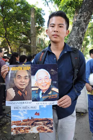 Sinh viên Nguyễn Như Hiển (SN 1991), bắt xe khách từ Việt Trì (Phú Thọ) xuống Hà Nội mang theo di ảnh của Đại tướng Võ Nguyên Giáp vào viếng Người