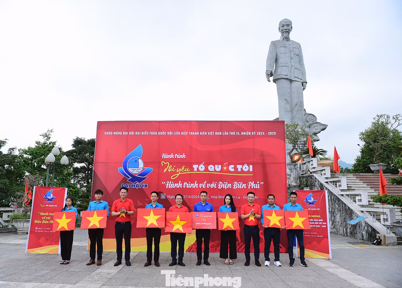 Hành trình trao tặng cờ Tổ quốc cho Hòa Bình. Ảnh: Xuân Tùng