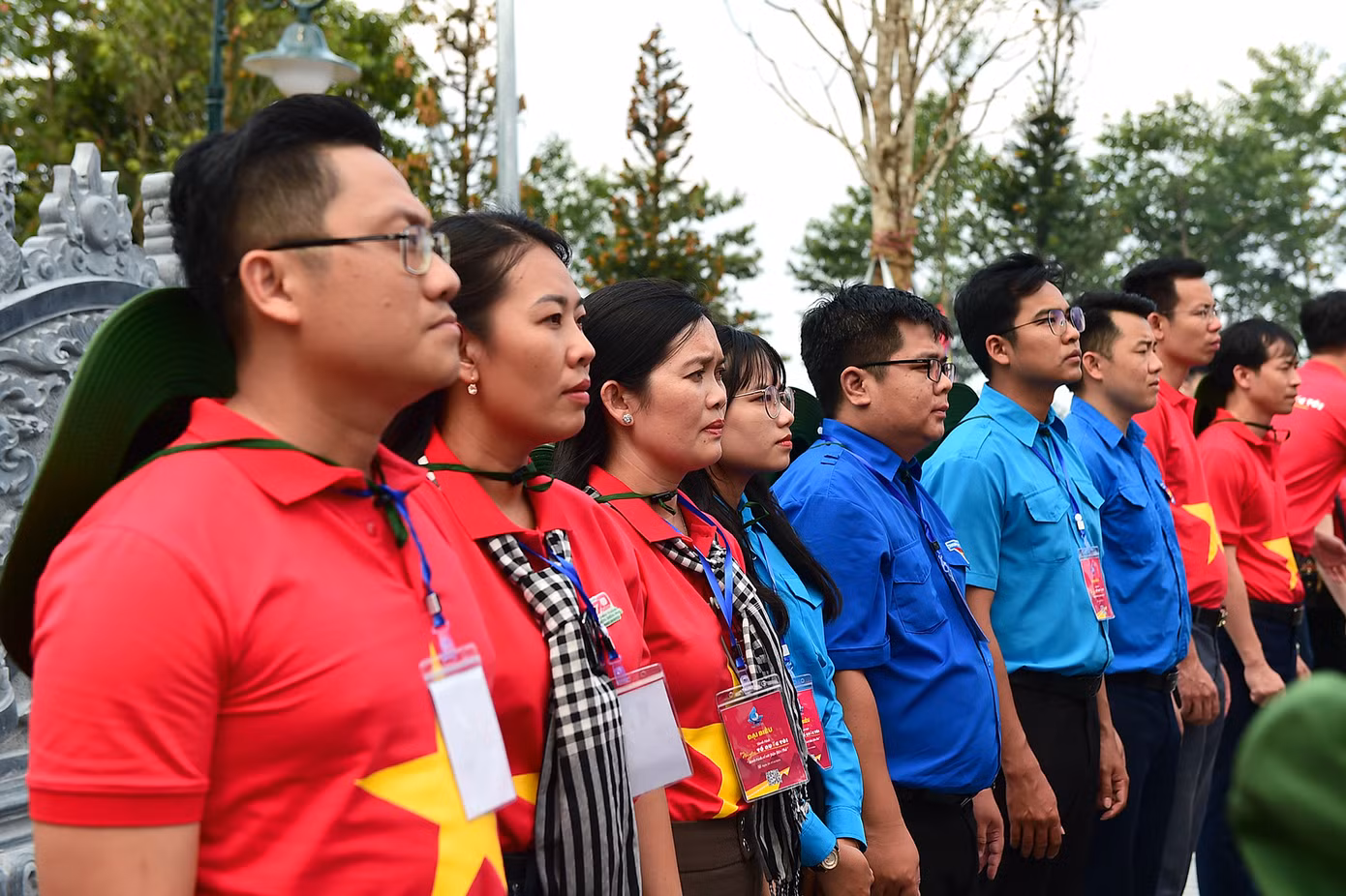 Các đại biểu dâng hương, tưởng nhớ các Anh hùng liệt sĩ tại Đền thờ Liệt sĩ Khu di tích lịch sử - văn hóa Đèo Pha Đin. Ảnh: Xuân Tùng
