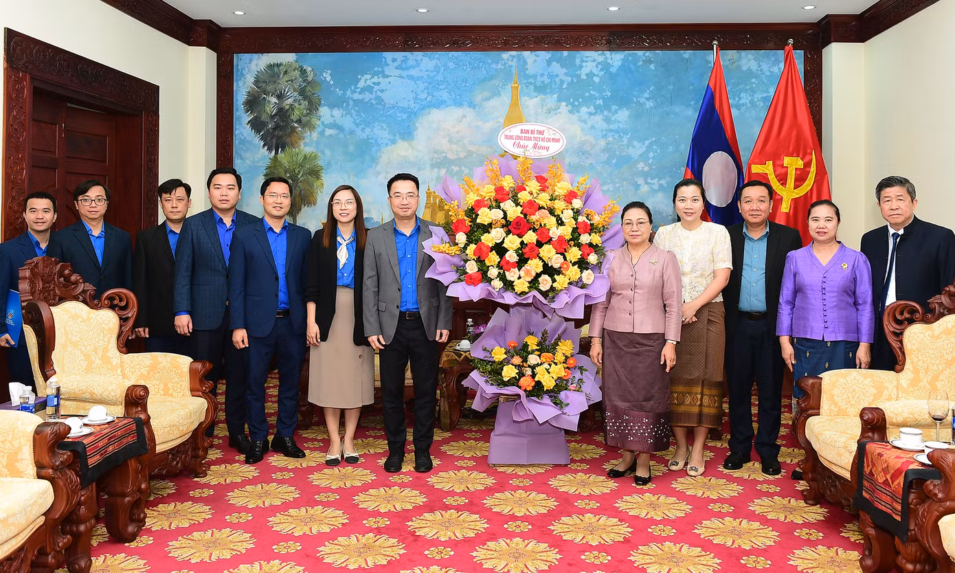 Bí thư T.Ư Đoàn Nguyễn Tường Lâm và đoàn công tác T.Ư Đoàn tặng hoa chúc Tết Đại sứ quán Lào tại Việt Nam. Ảnh: Xuân Tùng