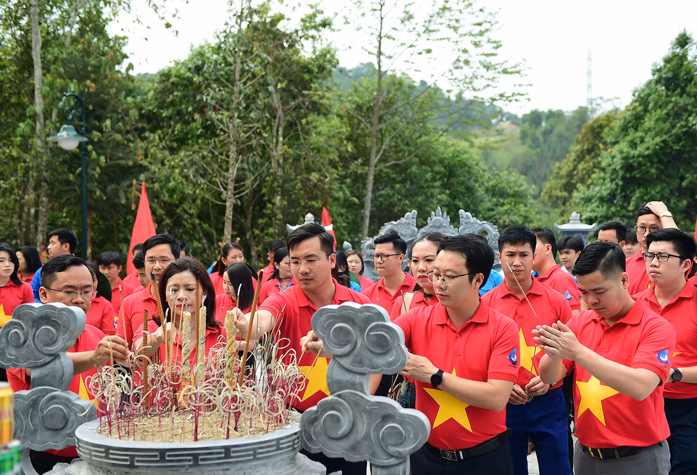 Các đại biểu dâng hương, tưởng nhớ các Anh hùng liệt sĩ tại Đền thờ Liệt sĩ Khu di tích lịch sử - văn hóa Đèo Pha Đin. Ảnh: Xuân Tùng