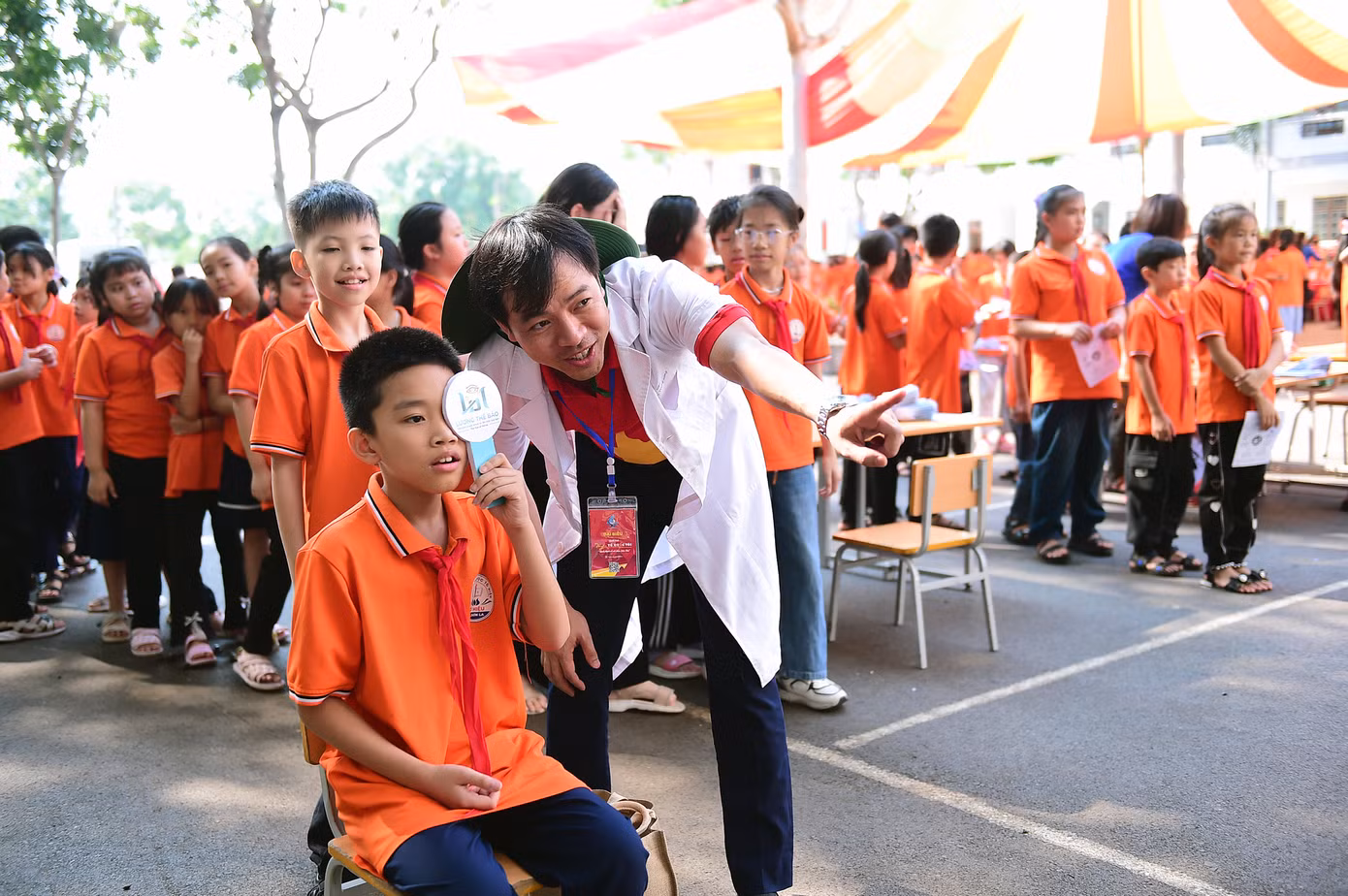Các đại biểu tham gia hoạt động tại trường Tiểu học Tô Hiệu. Ảnh: Xuân Tùng