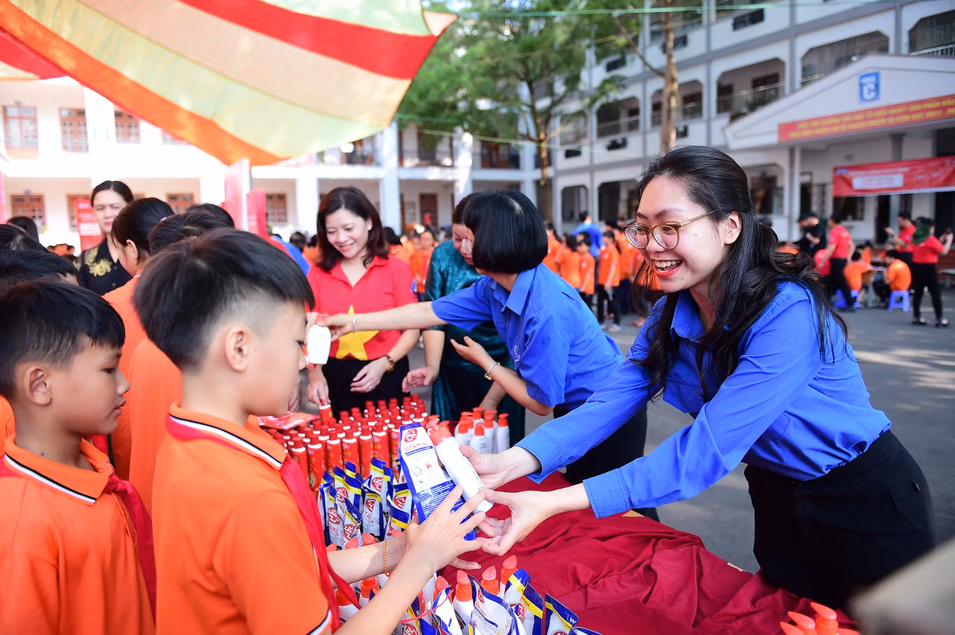 Các đại biểu tham gia hoạt động tại trường Tiểu học Tô Hiệu. Ảnh: Xuân Tùng