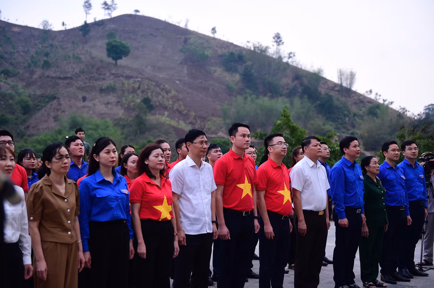 Anh Nguyễn Tường Lâm - Bí thư T.Ư Đoàn (thứ 6 từ phải sang), chị Cầm Huyền Trang - Bí thư Tỉnh Đoàn Sơn La (thứ 9 từ phải sang) cùng lãnh đạo địa phương, các đại biểu hành trình và đoàn viên thanh niên Sơn La thực hiện nghi lễ chào cờ. Ảnh: Xuân Tùng