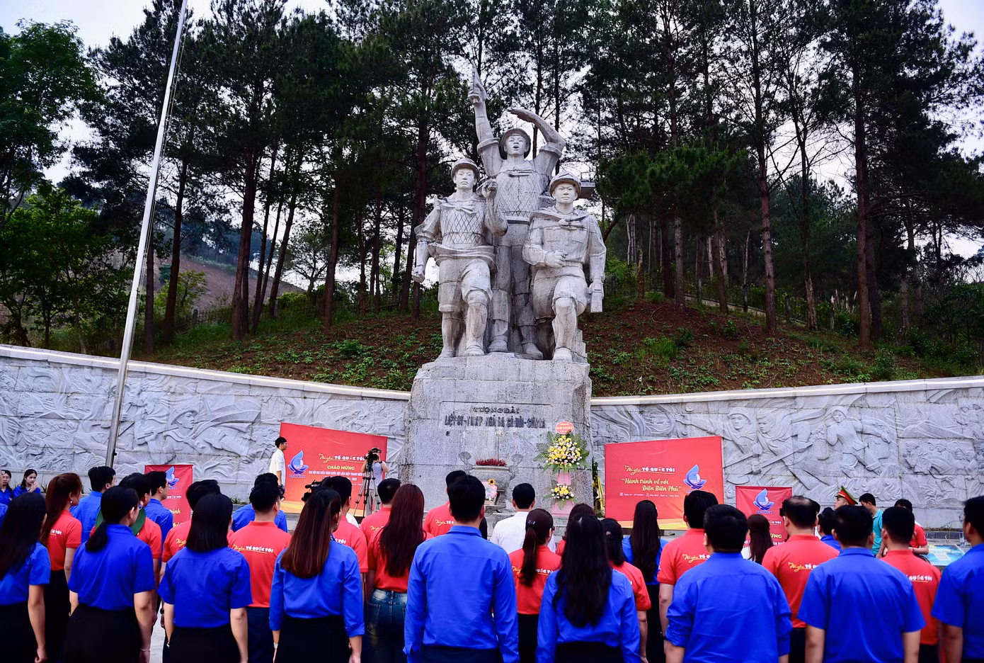 Các đại biểu tề tựu Đài tưởng niệm liệt sĩ Thanh niên xung phong Ngã ba Cò Nòi. Ảnh: Xuân Tùng