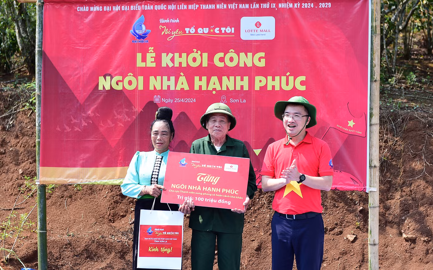 Anh Nguyễn Tường Lâm - Bí thư T.Ư Đoàn trao tặng biển tượng trưng công trình Ngôi nhà hạnh phúc cho gia đình ông Lèo Văn Luấn. Ảnh: Xuân Tùng