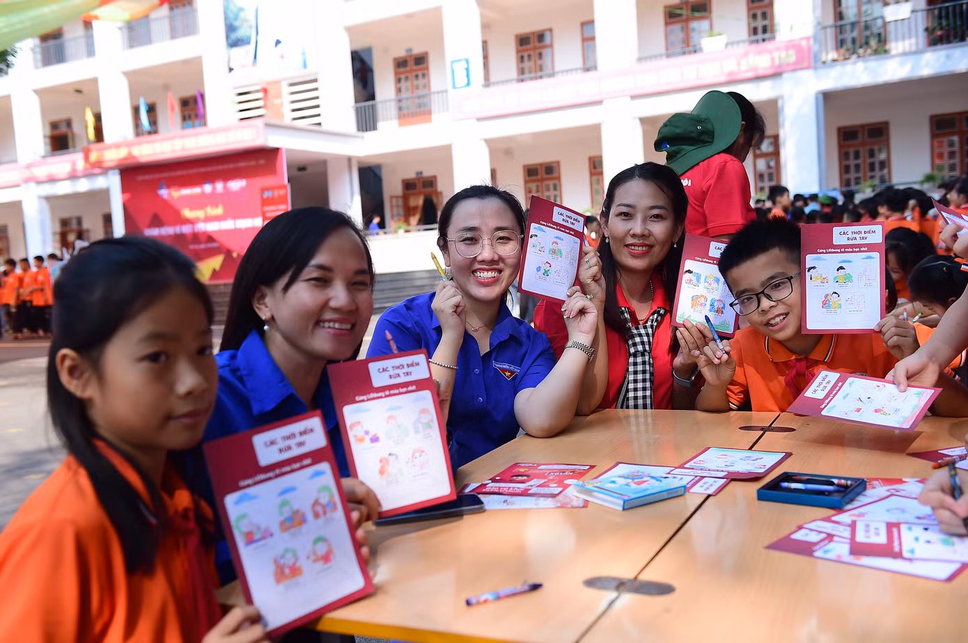 Các đại biểu tham gia hoạt động tại trường Tiểu học Tô Hiệu. Ảnh: Xuân Tùng