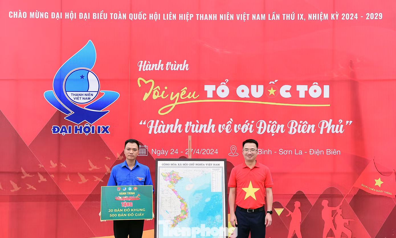 Nhiều nguồn lực được trao tặng trong chương trình tại Hòa Bình. Ảnh: Xuân Tùng
