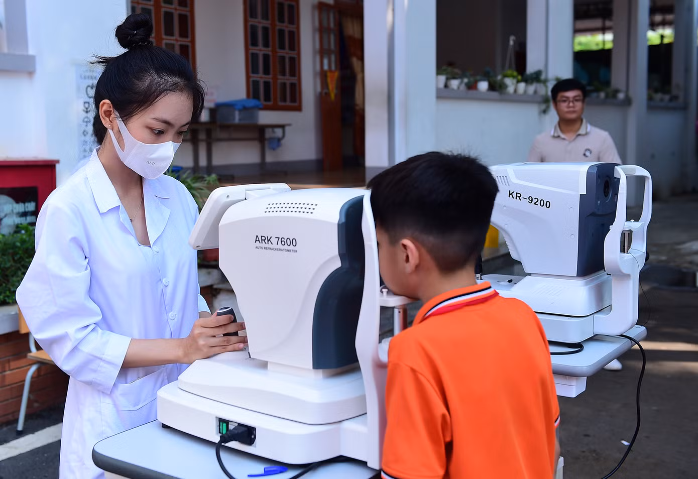 Các đại biểu tham gia hoạt động tại trường Tiểu học Tô Hiệu. Ảnh: Xuân Tùng