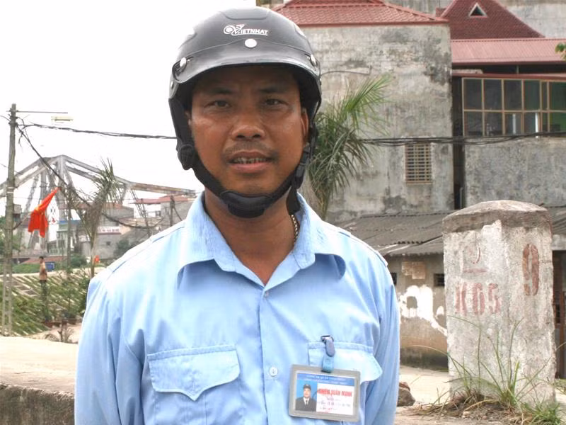 Ông Nguyễn Xuân Mạnh, đội viên Đội trật tự đô thị vừa túyt còi dừng xe của hàng chục người tham gia giao thông trên đường Ngọc Thụy. Ảnh chụp lúc 9 giờ ngày 7/5/2010. Ảnh Minh Đức