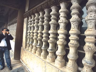 Chấn song khu Nhà thờ Lớn được điêu khắc tinh tế. Ảnh: Minh Ðức Chấn song khu Nhà thờ Lớn được điêu khắc tinh tế