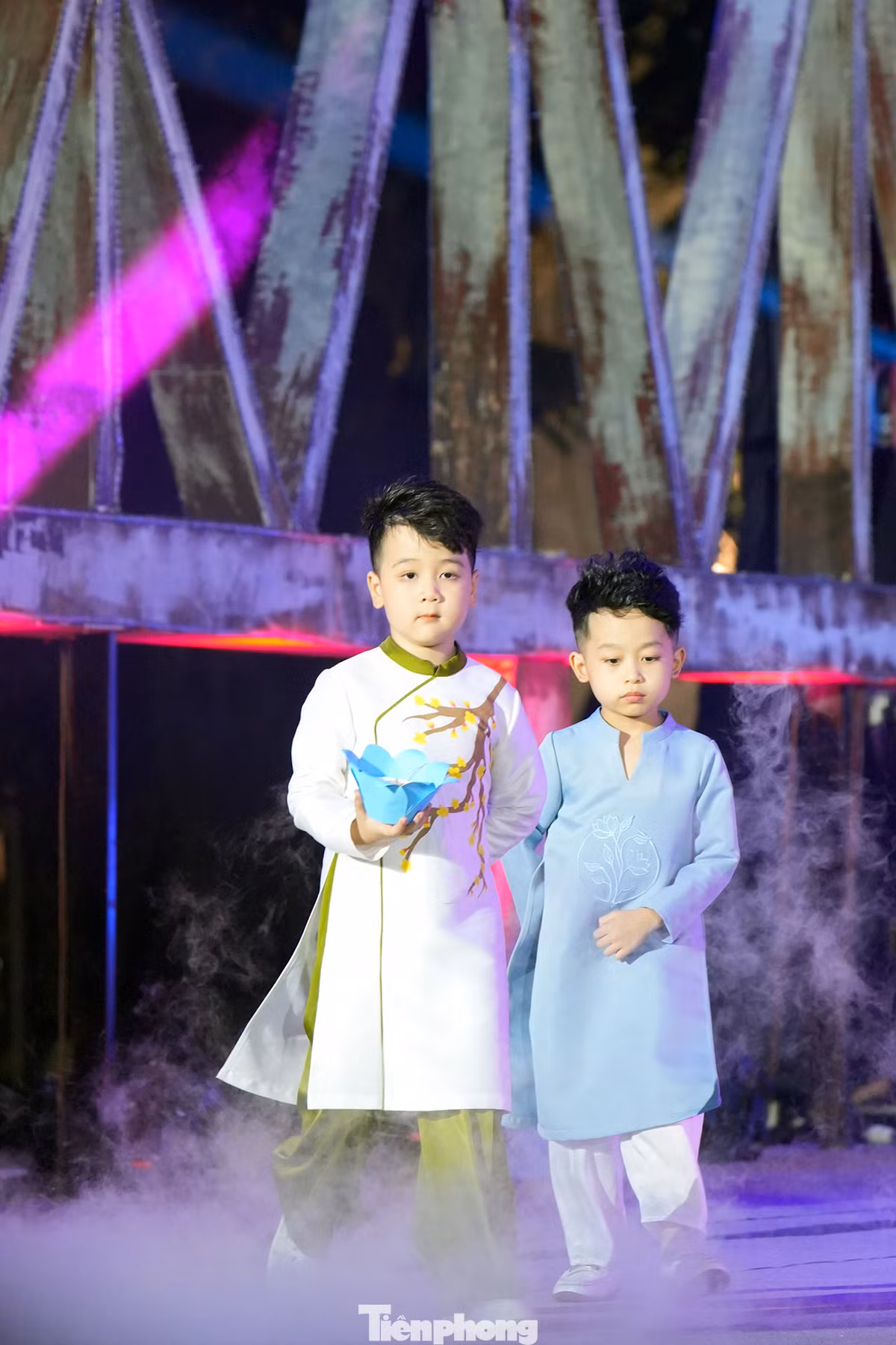 Bên cạnh các chương trình biểu diễn, nghệ thuật, trình diễn áo dài, Lễ hội Áo dài du lịch Hà Nội 2023 bố trí hơn 60 gian hàng được sắp đặt trên trục đường Đinh Tiên Hoàng, sân trước tượng đài Lý Thái Tổ, phố Lê Thạch, nhằm quảng bá và giới thiệu sản phẩm của các nhà thiết kế, các thương hiệu áo dài 3 miền Bắc - Trung - Nam.