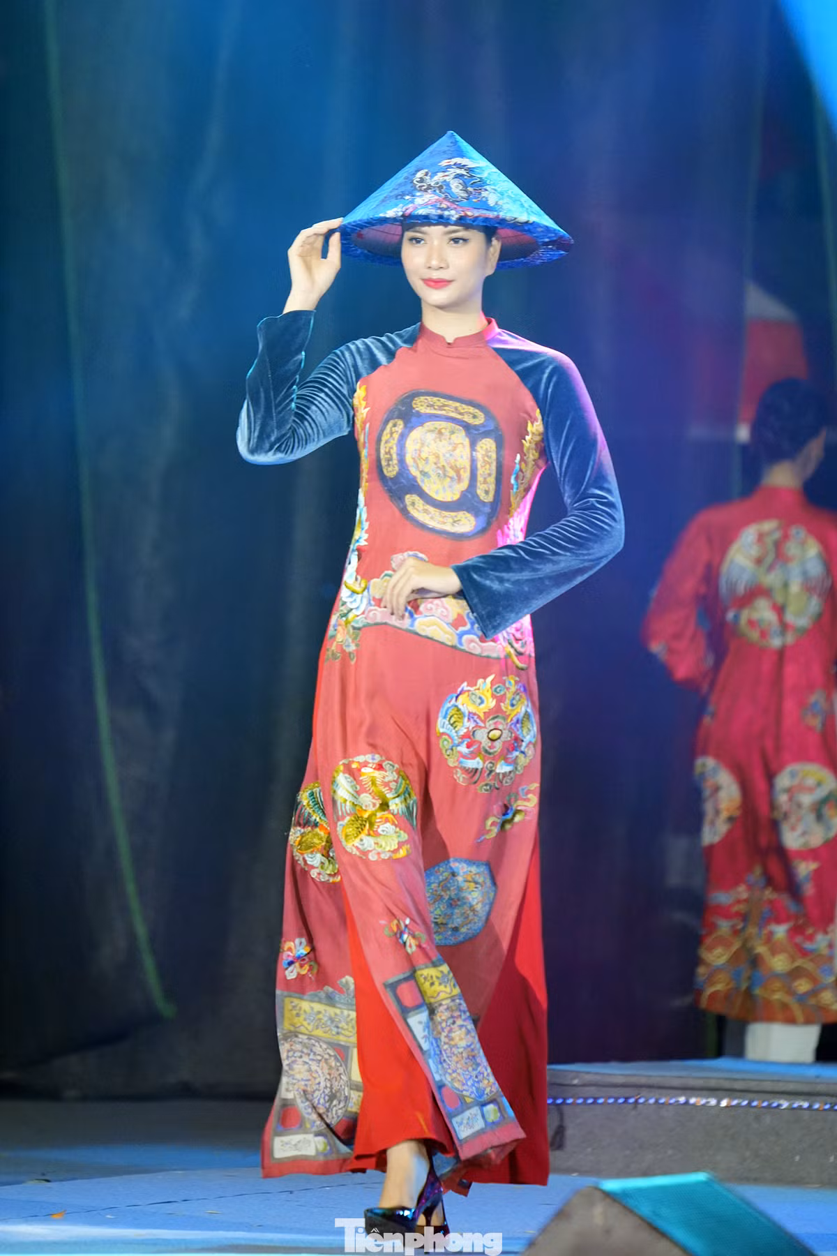 Một trong những điểm nhấn là chương trình biểu diễn nghệ thuật, đồng diễn và diễu hành áo dài của Hội Liên hiệp phụ nữ Hà Nội với sự tham gia của 1.000 người đến từ các cơ quan, đơn vị, doanh nghiệp và nhân dân, trong đó sẽ có đại diện của khoảng 50 gia đình tiêu biểu ở Hà Nội.