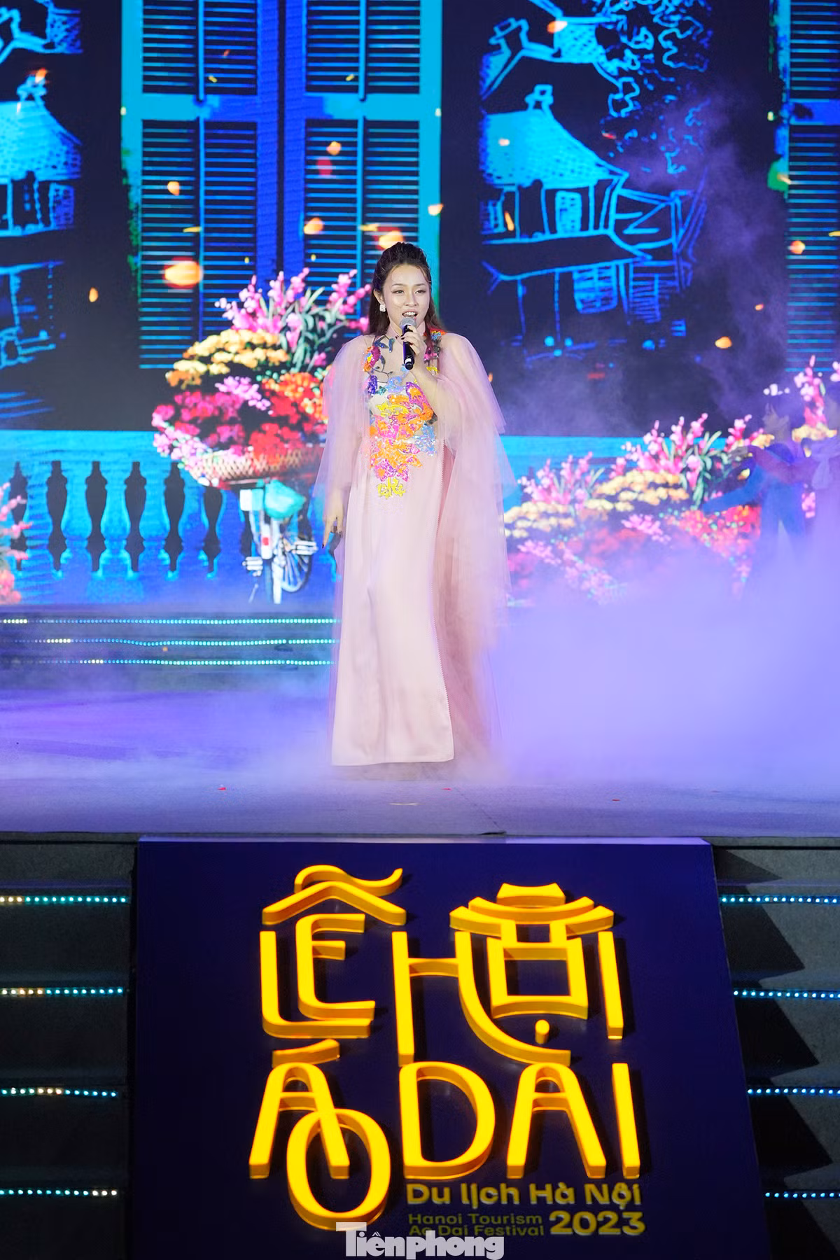Chương trình khai mạc Lễ hội Áo dài du lịch Hà Nội 2023 được dàn dựng chuyên nghiệp với sự tham gia của nhiều nghệ sĩ như Hà Lê, Đông Hùng, Nguyễn Ngọc Anh, Bảo Trâm... Trong đó, nhiều nghệ sĩ trẻ tham gia biểu diễn, điển hình như nghệ sĩ violon Đào Quang Huy, từng giành giải Nhất tài năng trẻ của Cao đẳng Nghệ thuật Hà Nội, đồng thời từng tham gia biểu diễn một số chương trình nghệ thuật lớn cùng Dàn nhạc giao hưởng Học viện Âm nhạc quốc gia Việt Nam.