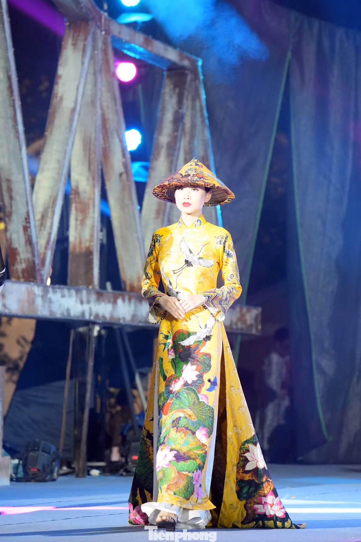 Một trong những điểm nhấn là chương trình biểu diễn nghệ thuật, đồng diễn và diễu hành áo dài của Hội Liên hiệp phụ nữ Hà Nội với sự tham gia của 1.000 người đến từ các cơ quan, đơn vị, doanh nghiệp và nhân dân, trong đó sẽ có đại diện của khoảng 50 gia đình tiêu biểu ở Hà Nội.