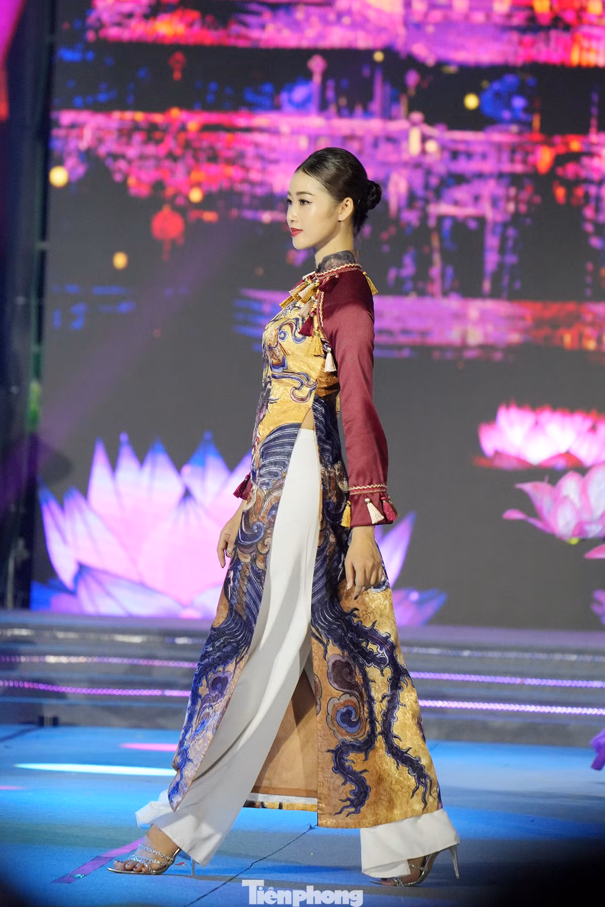 Một trong những điểm nhấn là chương trình biểu diễn nghệ thuật, đồng diễn và diễu hành áo dài của Hội Liên hiệp phụ nữ Hà Nội với sự tham gia của 1.000 người đến từ các cơ quan, đơn vị, doanh nghiệp và nhân dân, trong đó sẽ có đại diện của khoảng 50 gia đình tiêu biểu ở Hà Nội.