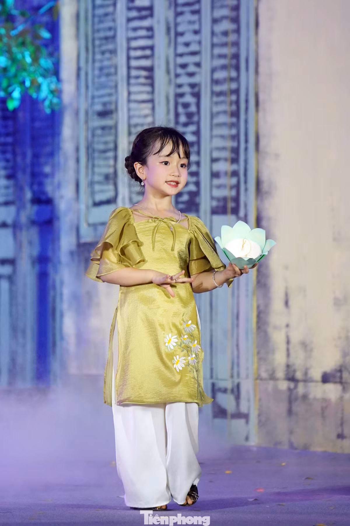 Bên cạnh các chương trình biểu diễn, nghệ thuật, trình diễn áo dài, Lễ hội Áo dài du lịch Hà Nội 2023 bố trí hơn 60 gian hàng được sắp đặt trên trục đường Đinh Tiên Hoàng, sân trước tượng đài Lý Thái Tổ, phố Lê Thạch, nhằm quảng bá và giới thiệu sản phẩm của các nhà thiết kế, các thương hiệu áo dài 3 miền Bắc - Trung - Nam.