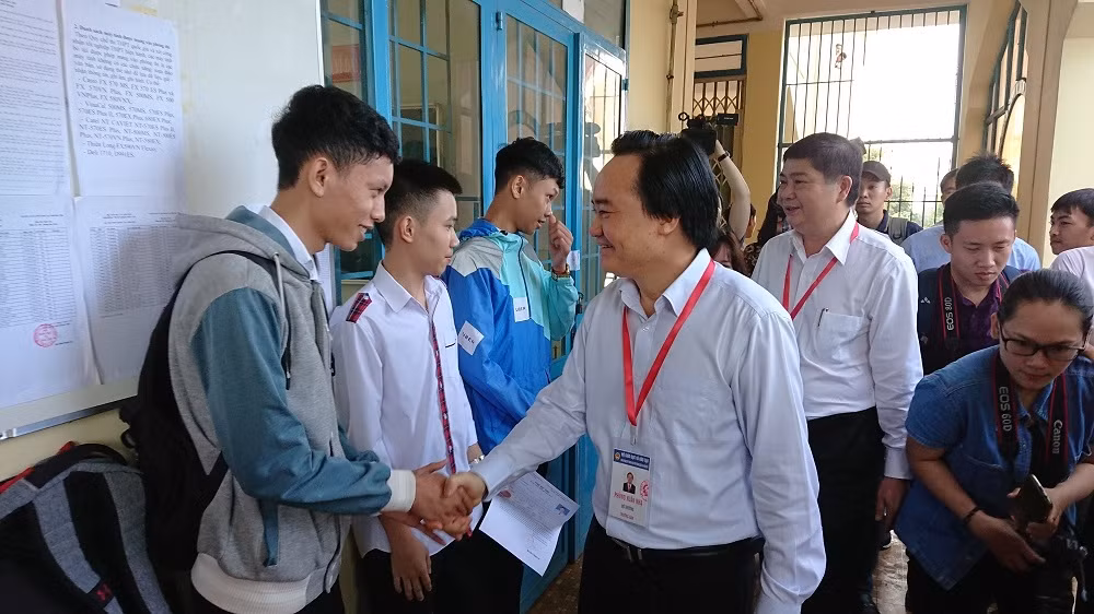 Ngày đầu thi THPT 2019: Siết chặt an ninh, cập nhật giải đề thi Ngữ Văn ảnh 50 Ngày đầu thi THPT 2019: Siết chặt an ninh, cập nhật giải đề thi Ngữ Văn ảnh 50