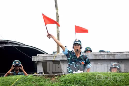 Những khẩu lệnh đanh gọn được phát đi dồn dập từ vị trí Đại đội trưởng