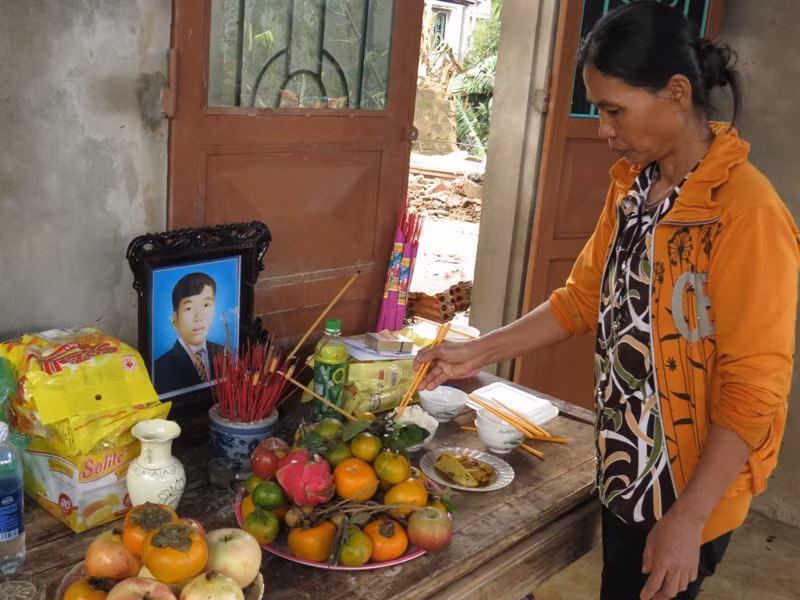 Bà Hương vợ Ông Phụ nói, xác chồng bà đã phải cột vào gốc cây để lũ khỏi cuốn trôi