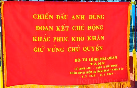 Cờ truyền thống Lữ đoàn 146, Vùng 4 Hải quân, đơn vị trực tiếp bảo vệ các đảo ở quần đảo Trường Sa – ảnh Nguyễn Đình Quân