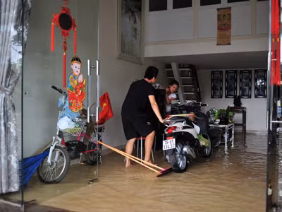 Do ảnh hưởng của bão số 2, mưa lớn gây ngập lụt nhiều nơi tại Hải Phòng. Trong ảnh, người dân phố Bạch Đằng đang phải di chuyển đồ đạc trong nhà do ngập nước. Ảnh: Hoàng Anh