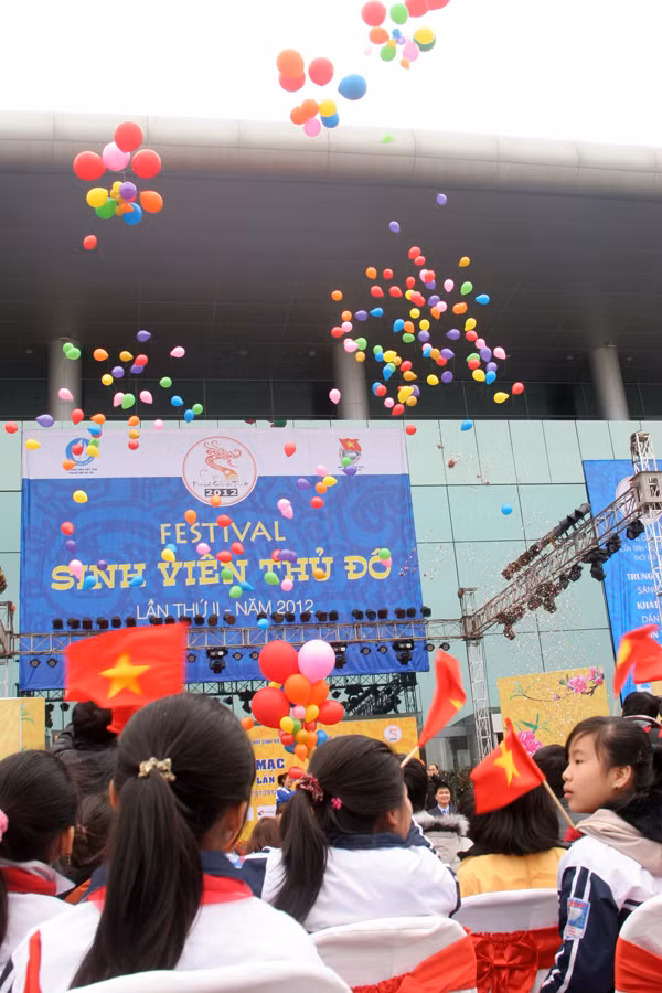 Fastival Sinh viên Thủ đô là sân chơi cho các bạn trẻ mở đầu cho năm 2012.