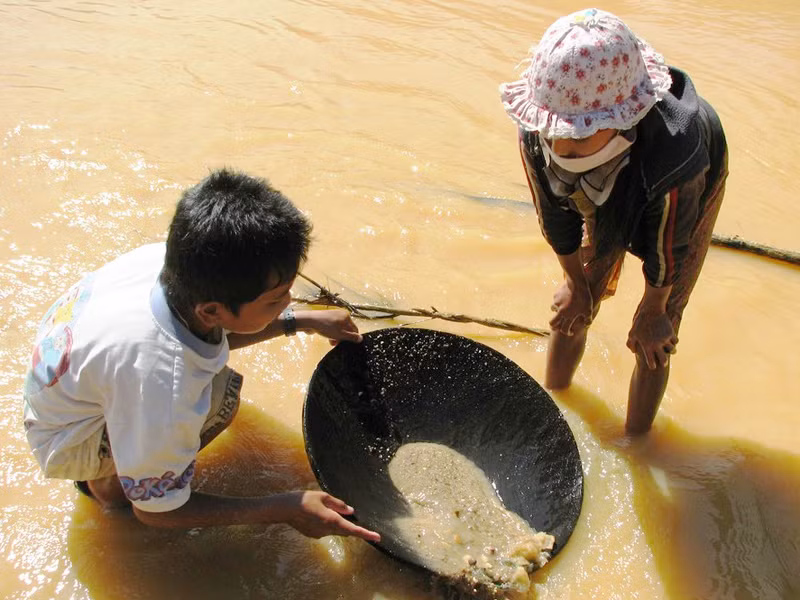 Hai anh em nhỏ xã A Tiêng (Tây Giang) hì hục đào đãi vàng bên dòng suối đục ngầu