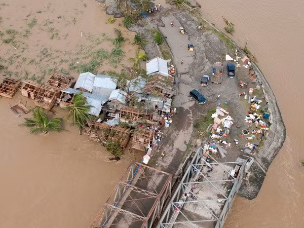 Cảnh ngập lụt ở miền Trung Philippines sau bão Haiyan. Ảnh: TTXVN