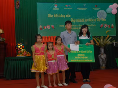 Đại diện Vietcombank tặng quà cho Trung tâm bảo trợ trẻ em mồ côi tàn tật Việt Trì