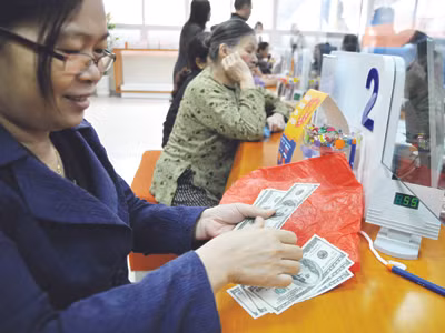 NHNN tăng tỷ giá VND/USD thêm 9,3% khiến dòng ngoại tệ chảy vào hệ thống ngân hàng thay vì chợ đen	Ảnh: Hồng Vĩnh