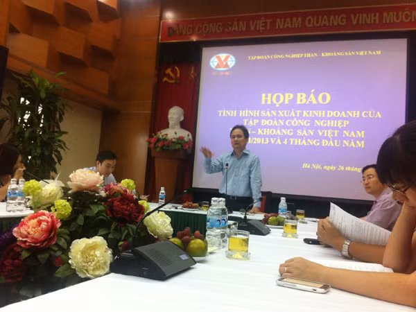 Ông Nguyễn Văn Biên - Phó tổng giám đốc Vincomin chủ trì buổi họp báo chiều 26/4. Ảnh: Phong Cầm