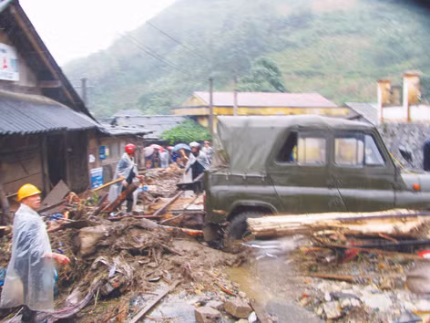 Quang cảnh tan hoang sau lũ. ảnh: Thanh Hội
