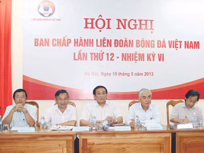 Sai sót trong kiểm phiếu tín nhiệm với ứng viên chủ tịch VFF khóa 7 Lê Hùng Dũng (thứ 3 bên phải) và Nguyễn Nam Hùng (đầu tiên bên phải) đã gây hiệu ứng dư luận không tốt tới VFF