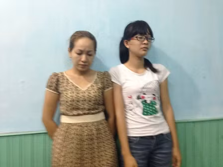 Công an quận Thủ Đức đã thực hiện lệnh bắt tạm giam đối với Lê Thị Đông Phương (trái) và Nguyễn Lê Thiên Lý