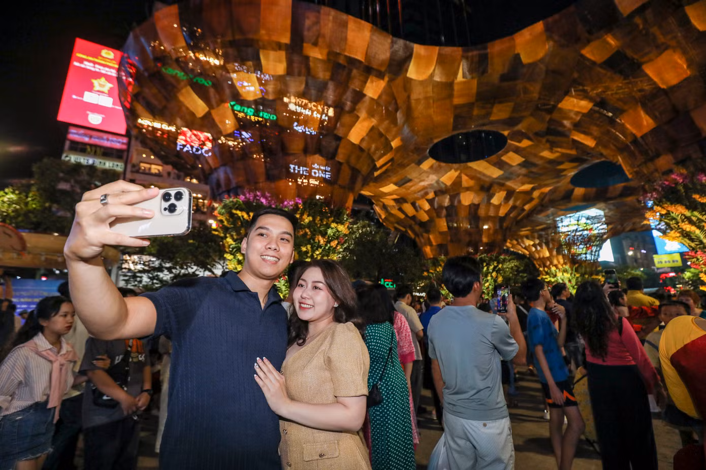 Anh An (ngụ quận 4) chia sẻ: "Năm nay, các tiểu cảnh tại đường hoa khá dễ thương và bắt mắt. Chắc chắn những ngày Tết, tôi cùng gia đình và bạn bè sẽ quay trở lại để có được những tấm hình đẹp nhất".