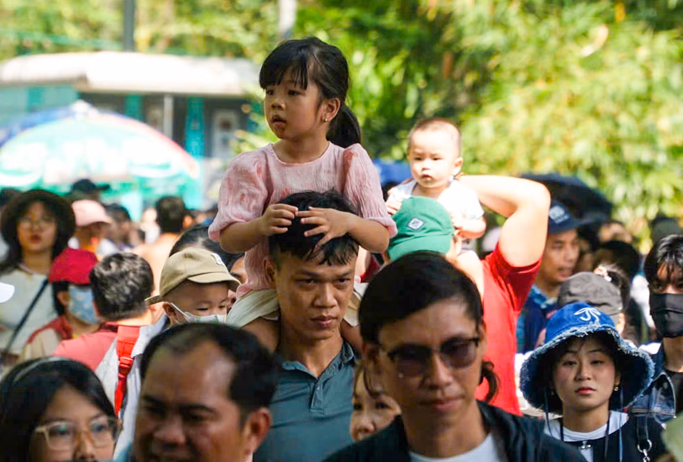 Dịp nghỉ lễ Giỗ Tổ Hùng Vương năm nay kéo dài 3 ngày. Nhiều người dân ở TPHCM không chọn đi xa mà tìm đến các khu vui chơi trong thành phố như Thảo Cầm Viên, Đầm Sen, các khu trung tâm thương mại... Dịp nghỉ lễ Giỗ Tổ Hùng Vương năm nay kéo dài 3 ngày. Nhiều người dân ở TPHCM không chọn đi xa mà tìm đến các khu vui chơi trong thành phố như Thảo Cầm Viên, Đầm Sen, các khu trung tâm thương mại...
