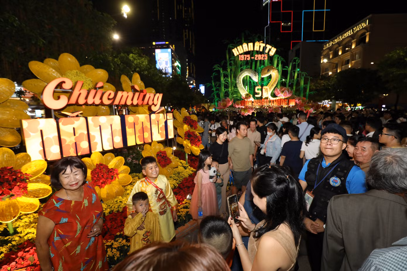 Năm nay, đường hoa Nguyễn Huệ bước sang tuổi 22, được xem như biểu trưng văn hóa ngày Tết ở TPHCM.