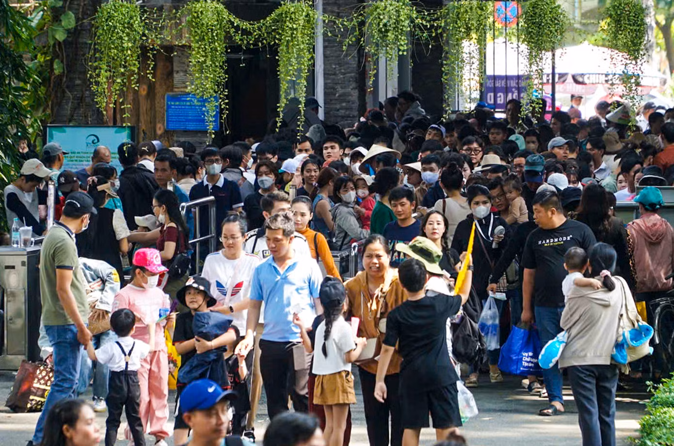 Thảo Cầm Viên đang nuôi dưỡng hơn 1.300 động vật thuộc 125 loài, trong đó có nhiều loài thuộc loại quý hiếm như: trĩ sao, chà vá, vượn má vàng, hươu vàng, báo lửa, báo gấm... Tại đây cũng có hơn 2.500 cây xanh với hơn 900 loài thực vật được bảo tồn. Thảo Cầm Viên đang nuôi dưỡng hơn 1.300 động vật thuộc 125 loài, trong đó có nhiều loài thuộc loại quý hiếm như: trĩ sao, chà vá, vượn má vàng, hươu vàng, báo lửa, báo gấm... Tại đây cũng có hơn 2.500 cây xanh với hơn 900 loài thực vật được bảo tồn.