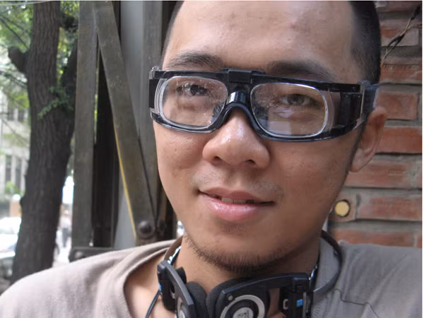 Nguyễn Thành Phong, sinh năm 1986, tốt nghiệp Đại học Mỹ thuật; Hiện sống và làm việc tại Hà Nội; Đã đoạt giải đặc biệt trong cuộc thi truyện tranh và phim hoạt hình châu Á; Tham gia một số triển lãm hội họa nhóm trong nước và quốc tế. Ảnh: Lê Lan. Nguyễn Thành Phong, sinh năm 1986, tốt nghiệp Đại học Mỹ thuật; Hiện sống và làm việc tại Hà Nội; Đã đoạt giải đặc biệt trong cuộc thi truyện tranh và phim hoạt hình châu Á; Tham gia một số triển lãm hội họa nhóm trong nước và quốc tế