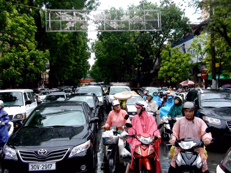 Giao thông tắc nghẽn trầm trọng. Ảnh chụp trên phố Bà Triệu