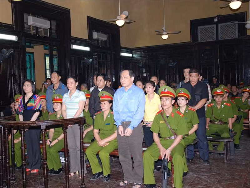 Các bị cáo nghe tuyên án - Ảnh: B.T