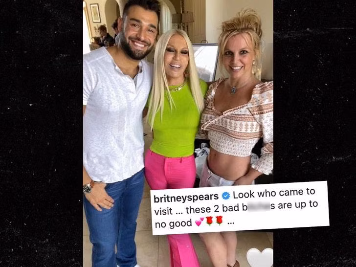 Britney Spears chụp ảnh với nhà thiết kế tài ba Donatella Versace.