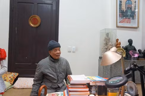Tuổi cao sức yếu,nhưng nguyên Tổng Bí thư Đỗ Mười vẫn luôn miệt mài đọc sách. Ảnh: T.Đ