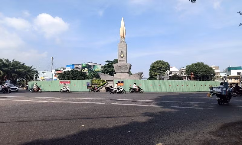 Hàng rào bảo vệ quanh tượng đài Dầu khí tại giao lộ 2/9 - Nguyễn An Ninh ở TP.Vũng Tàu đã được đơn vị thi công dựng lên. Ảnh: BXD. Hàng rào bảo vệ quanh tượng đài Dầu khí tại giao lộ 2/9 - Nguyễn An Ninh ở TP.Vũng Tàu đã được đơn vị thi công dựng lên. Ảnh: BXD.