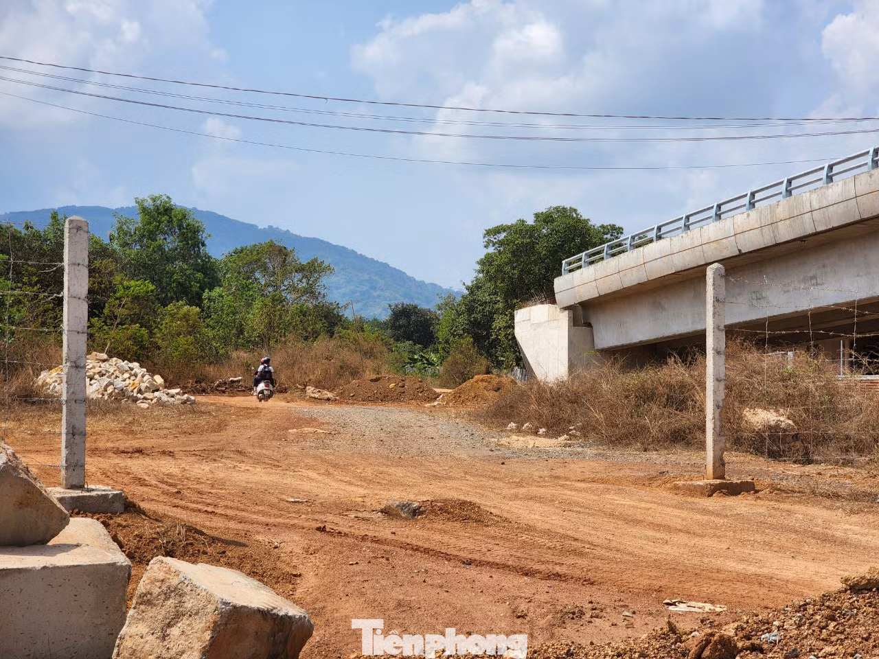 Nhiều vị trí đường gom, đường ngang dân sinh, hệ thống thoát nước trên cao tốc Phan Thiết - Dầu Giây còn ngổn ngang.