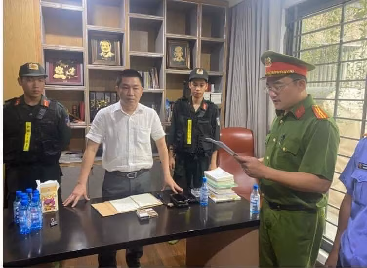 Cơ quan CSĐT Công an tỉnh Đồng Nai đã phối hợp cùng với Viện Kiểm sát nhân dân tỉnh tổ chức thi hành lệnh khám xét chỗ ở, nơi làm việc của bị can Nguyễn Khánh Hưng. Cơ quan CSĐT Công an tỉnh Đồng Nai đã phối hợp cùng với Viện Kiểm sát nhân dân tỉnh tổ chức thi hành lệnh khám xét chỗ ở, nơi làm việc của bị can Nguyễn Khánh Hưng.