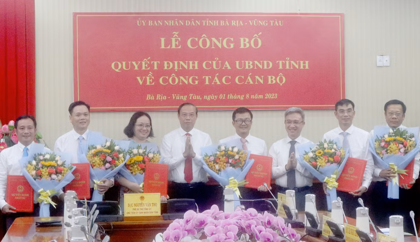 Lãnh đạo tỉnh Bà Rịa-Vũng Tàu trao quyết định, tặng hoa cho các cán bộ được bổ nhiệm. Lãnh đạo tỉnh Bà Rịa-Vũng Tàu trao quyết định, tặng hoa cho các cán bộ được bổ nhiệm.